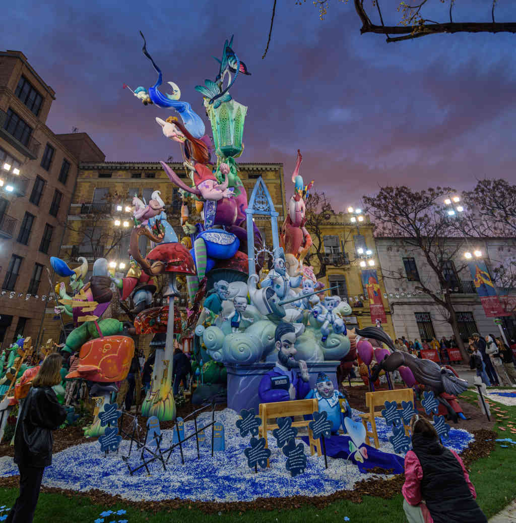 Valencia - fallas 2023 - 4 premio - falla Na Jordana - Clover earth 09.jpg